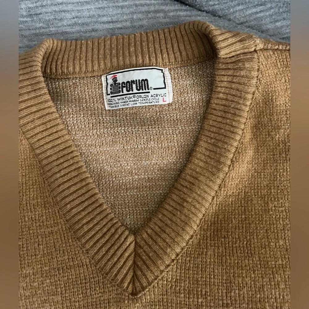 Vintage Brown V-Neck Sweater with Camel Pattern - Picture 2 of 2